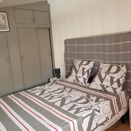 Confortable Maison Dans Avec Piscine, 100 M De La
