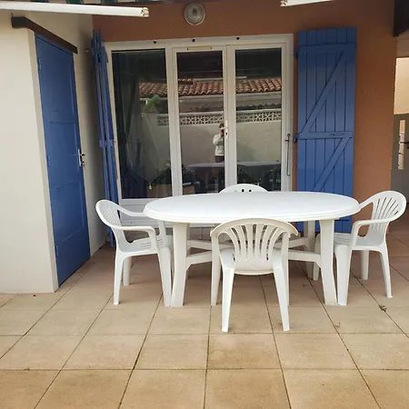 Confortable Maison Dans Avec Piscine, 100 M De La *