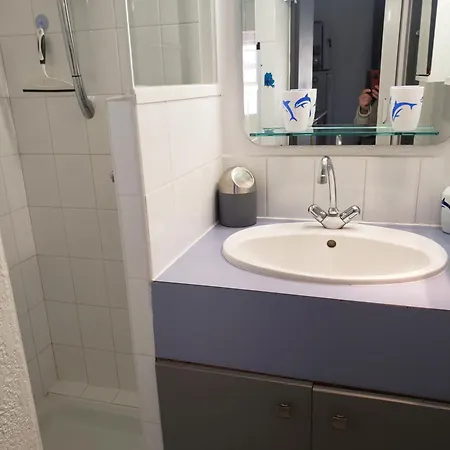 Confortable Maison Dans Avec Piscine, 100 M De La