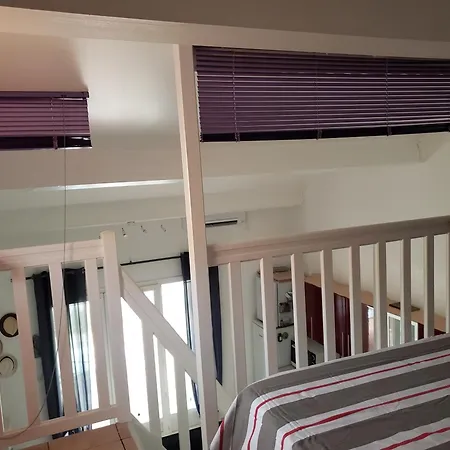 Confortable Maison Dans Avec Piscine, 100 M De La